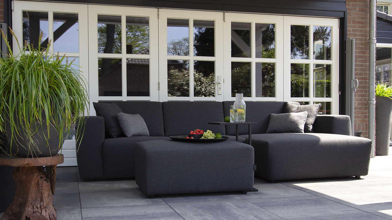 UrbanSofa Outdoor stoffen tuinbanken Provence Loungebank en Hocker in Sunbrella Natte Scoty, perfect voor ontspannen momenten buiten.