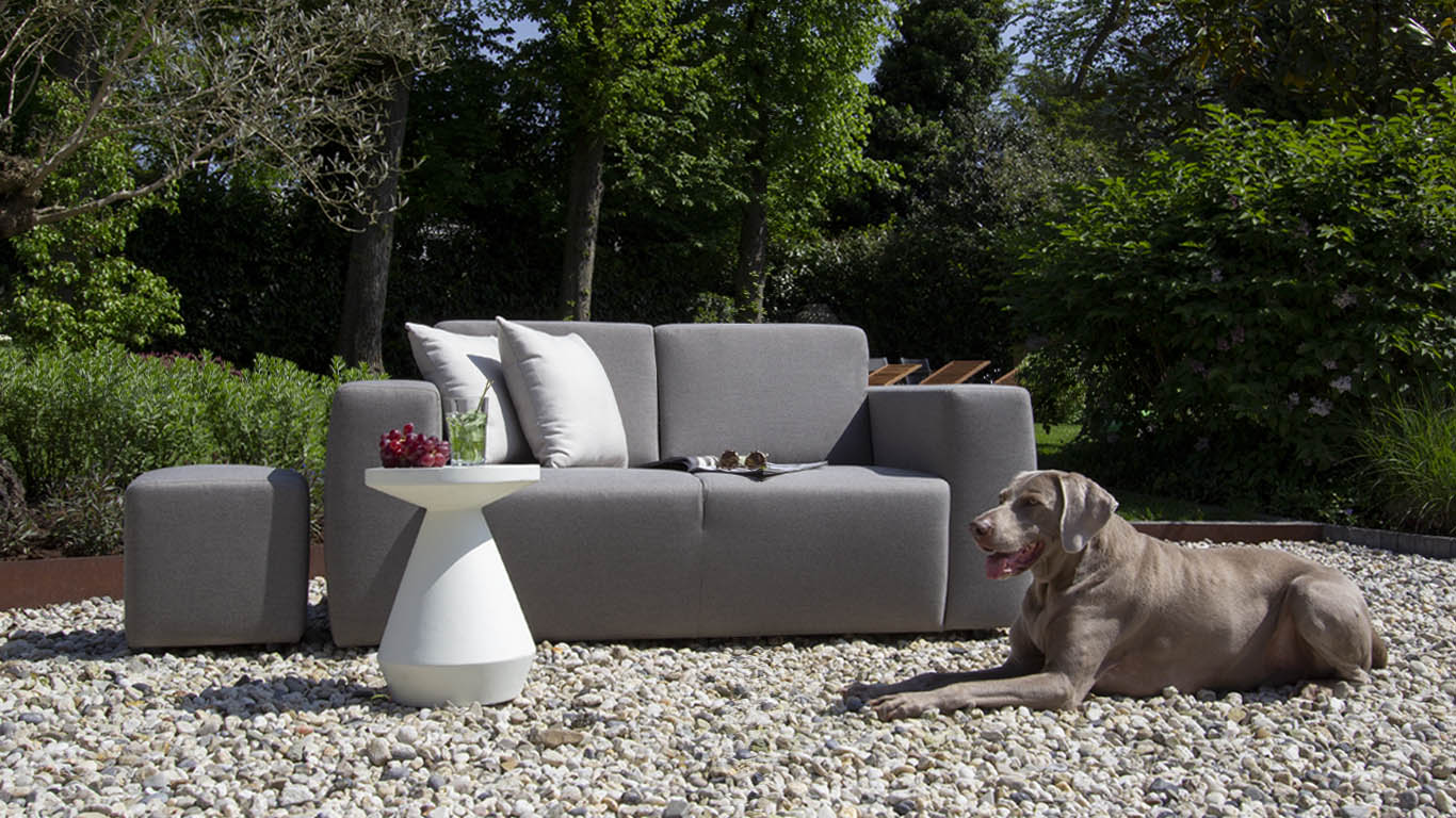 UrbanSofa Outdoor stoffen tuinbank Provence Sofa en Hocker in Sunbrella Natte Carbon Beige, ideaal voor ontspannen dagen in de tuin samen met je huisdier.