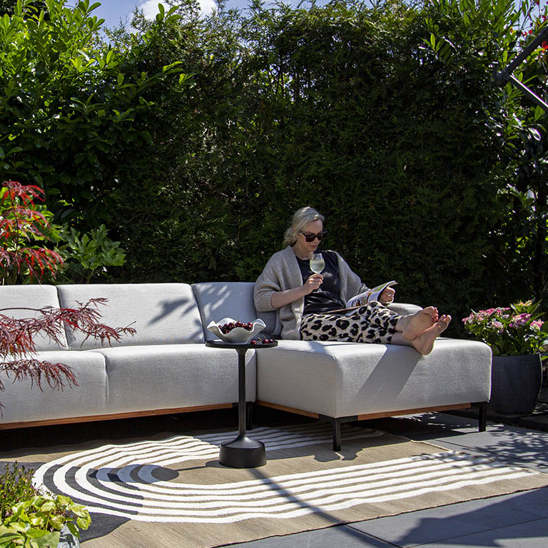 UrbanSofa Outdoor stoffen tuinbanken Marbella Loungebank Sunbrella Savana Grey Paris Hocker Sunbrella Natte Grey Chine Wijn drinken op de Tuinbank Vierkant