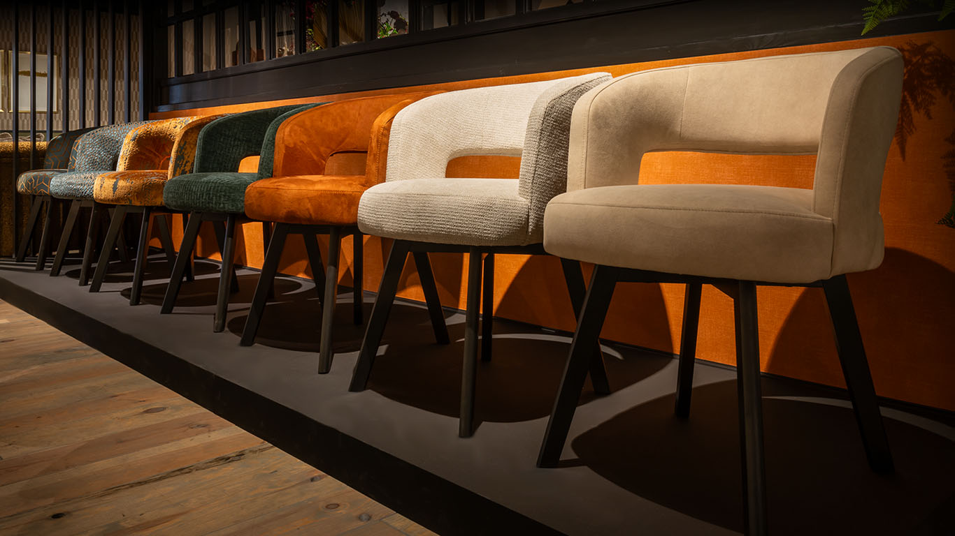 Lois eetkamerstoelen in diverse trendy stoffen uit de UrbanSofa stoffencollectie.