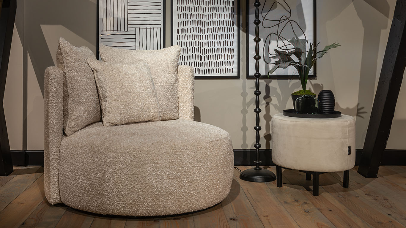Ronde Nova fauteuil in de zachte stof Marino Nature met bijpassende Paris Hocker in luxe velvet.