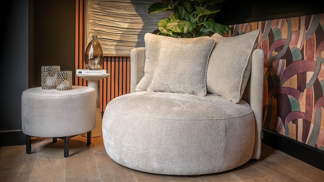 UrbanSofa Nova fauteuil Valencia Nature met Paris Hocker 1