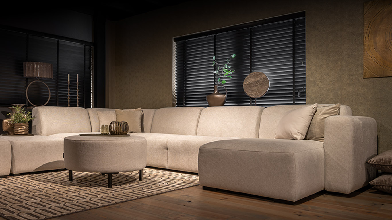 UrbanSofa Pebble Hoekbank U Bank in Suave Nature en bijpassende Paris Hocker 2