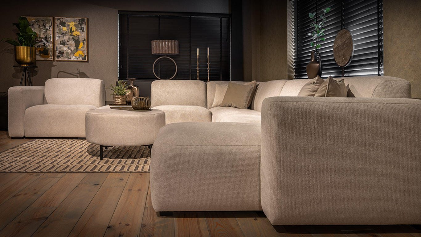 UrbanSofa Pebble Hoekbank U Bank in Suave Nature en bijpassende Paris Hocker 4