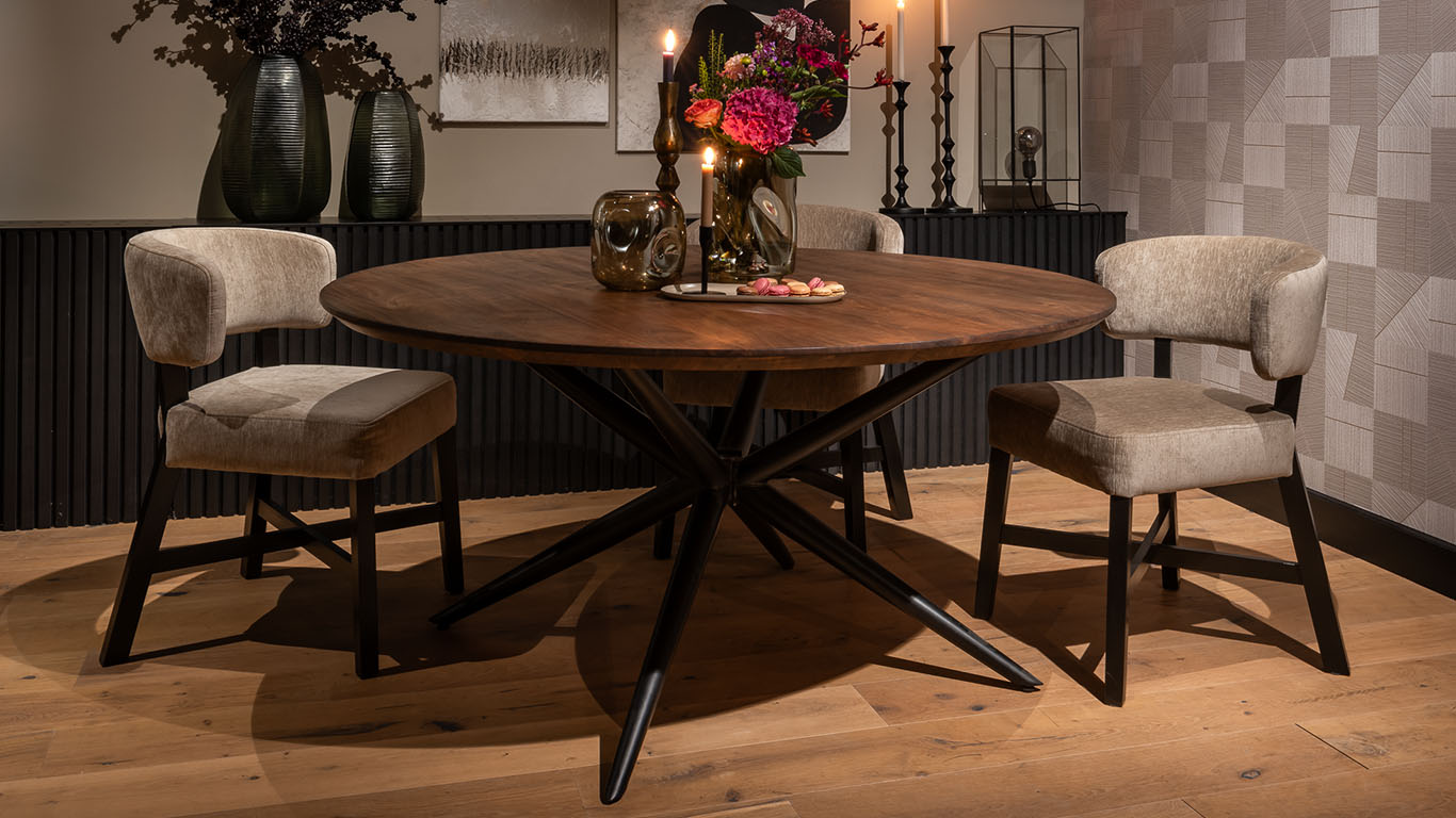 Bruuts eettafel Rond Verjongde Rand Metalen Spinpoot UrbanSofa Matteo eetkamerstoel Enfield Earth 1