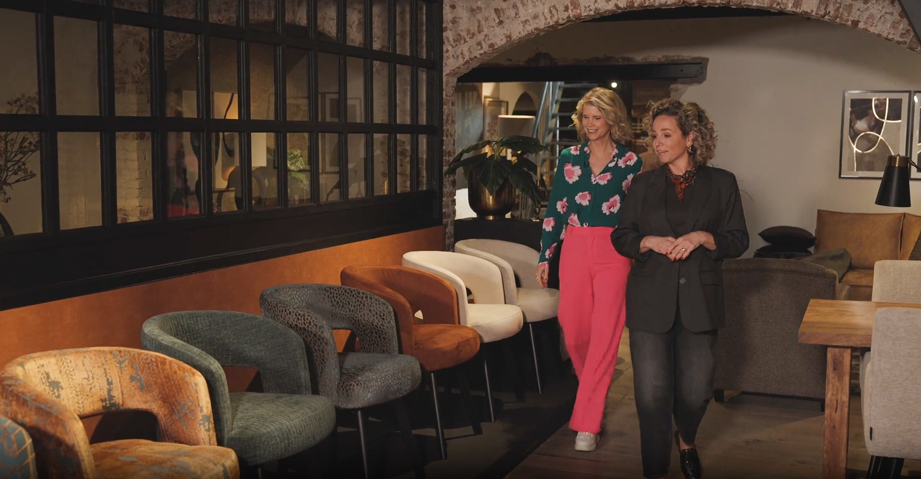 Christina en Anouska bij de Lois eetkamerstoelen