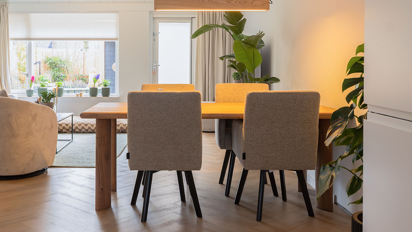 GTV AFL 26 Mika eetkamerstoelen Mulberry Cesame Rotatie onderstel hout 1