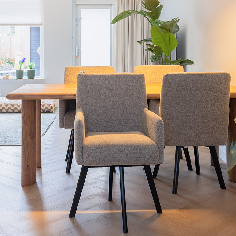 GTV AFL 26 Mika eetkamerstoelen Mulberry Cesame Rotatie onderstel hout 2