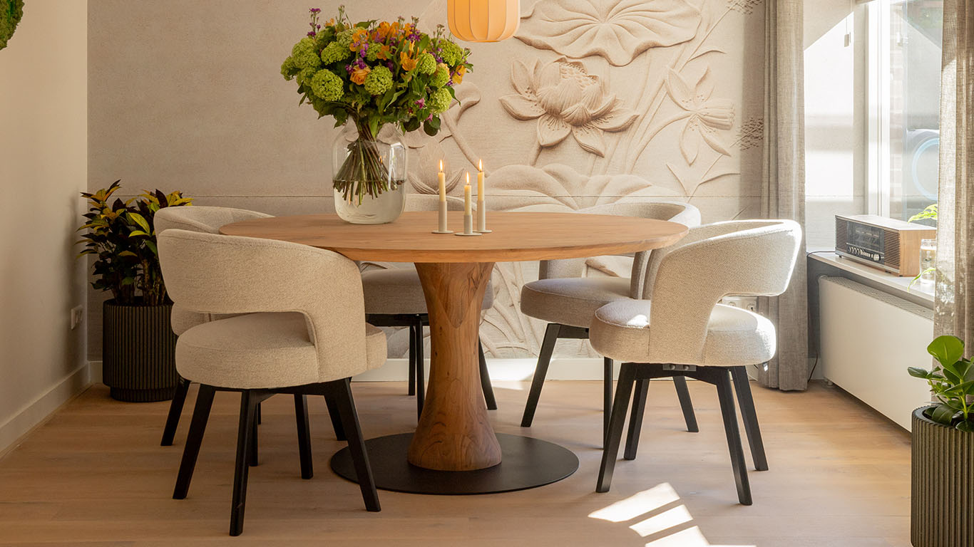 GTV AFL 27 UrbanSofa Lois eetkamerstoelen Mulberry Sand Bruuts eettafel rond rechte rand en vase leg 4