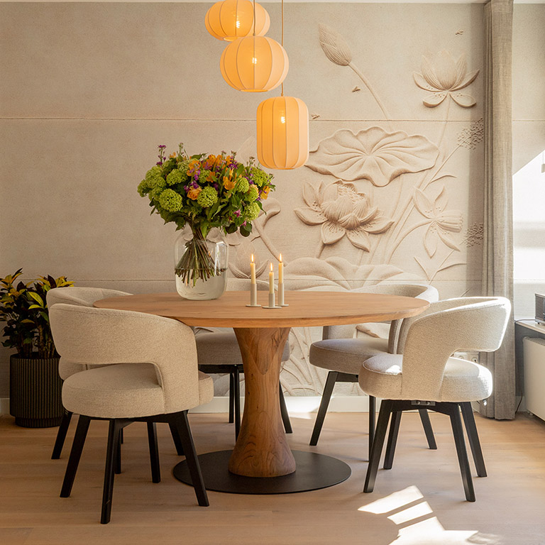 GTV AFL 27 UrbanSofa Lois eetkamerstoelen Mulberry Sand Bruuts eettafel rond rechte rand en vase leg 5