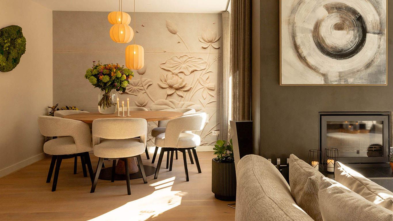 GTV AFL 27 UrbanSofa Lois eetkamerstoelen Mulberry Sand Bruuts eettafel rond rechte rand en vase leg 6