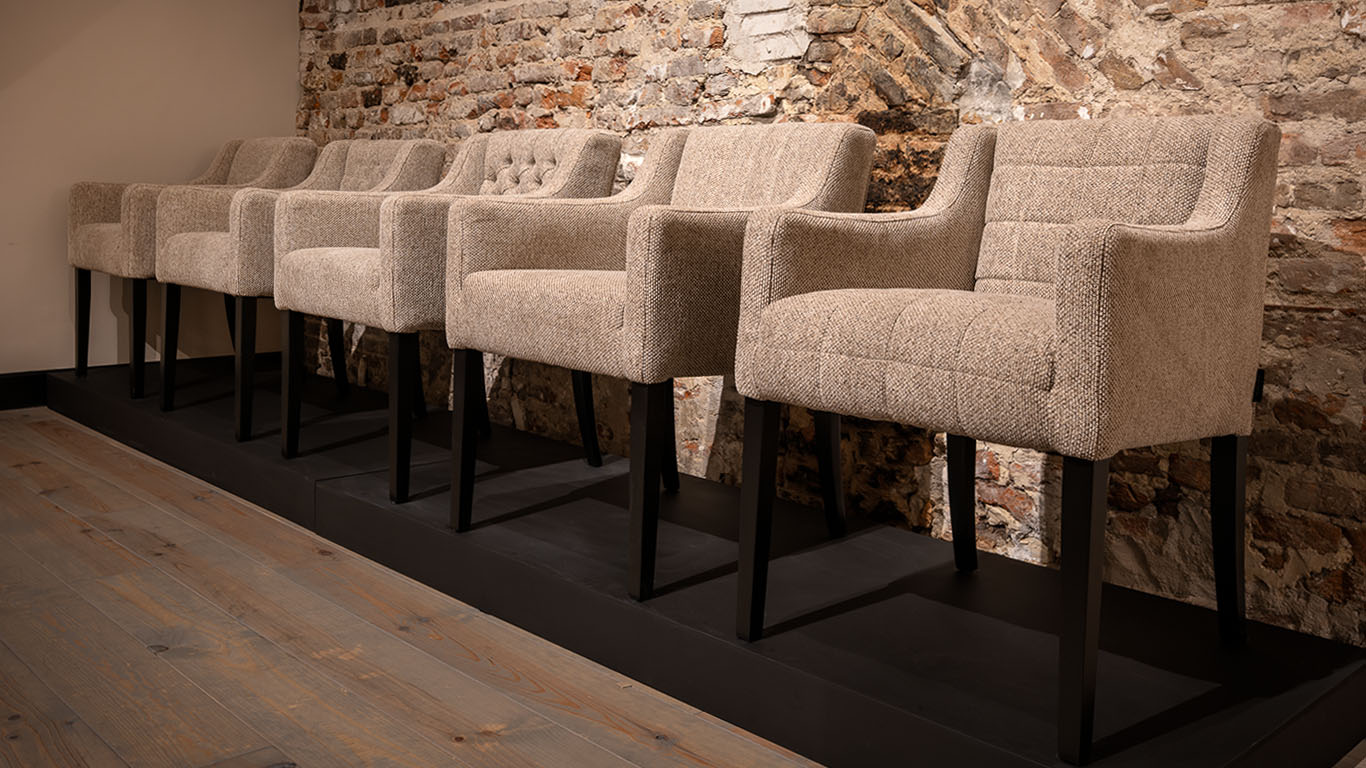 UrbanSofa Raven eetkamerstoelen Rio Desert met diverse stiksels en patronen in rugleuninge