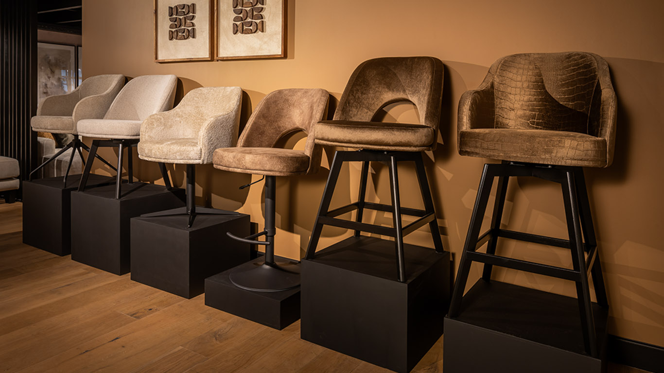 UrbanSofa Evan Barstoel met Metal Bar Leg in Nathan Sand 2