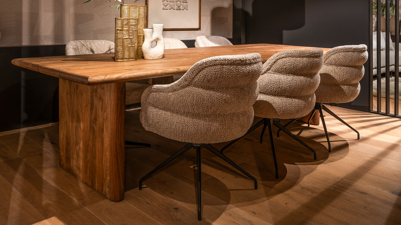 UrbanSofa Evan Eetkamerstoel Curved Backrest Fullerton Sand Spider Leg 1