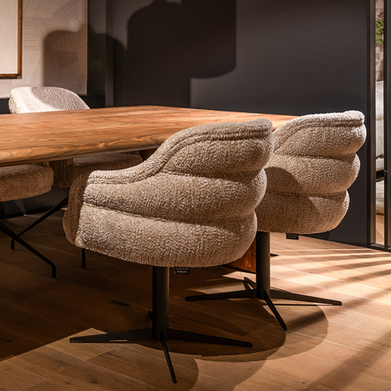 UrbanSofa Evan Eetkamerstoel Curved Backrest Fullerton Sand Spider Leg 6