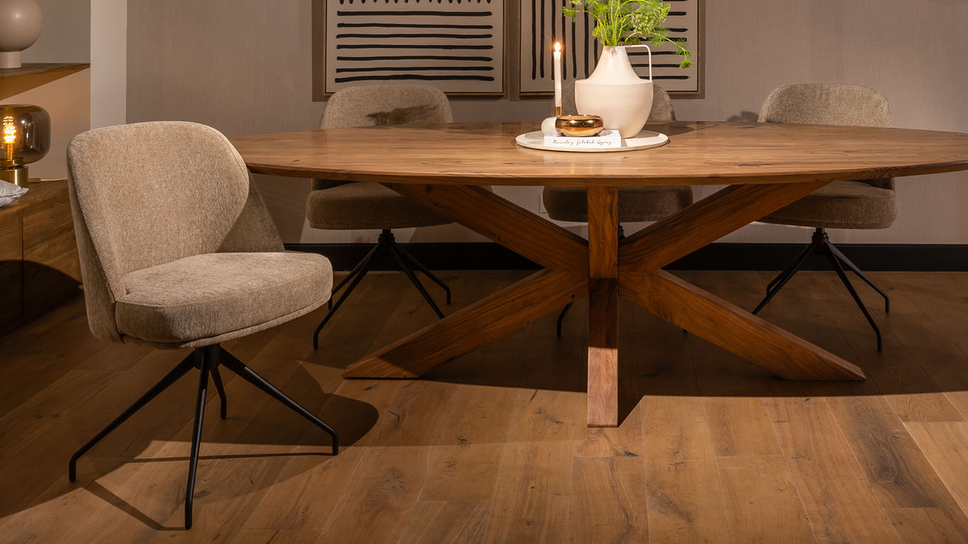 UrbanSofa Evan eetkamerstoel in warme Monti Sand stof Bruuts eettafel Ovaal Verjongde Rand met Houten Spinpoot 1