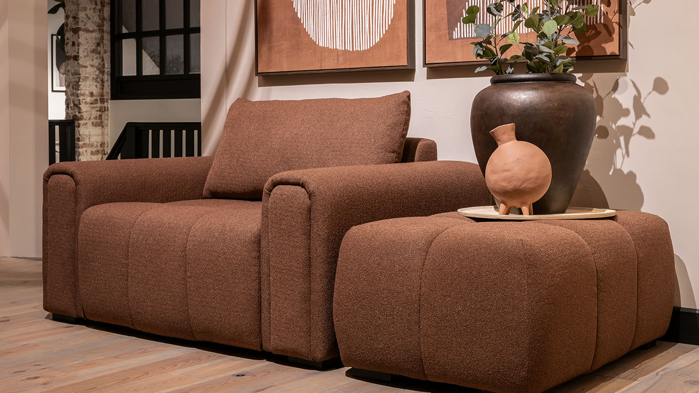 UrbanSofa Liam Fauteuil en Hocker 100x70 in Manilva Cinnamon 2 UrbanSofa Liam Fauteuil en Hocker 100x70 in Manilva Cinnamon 2