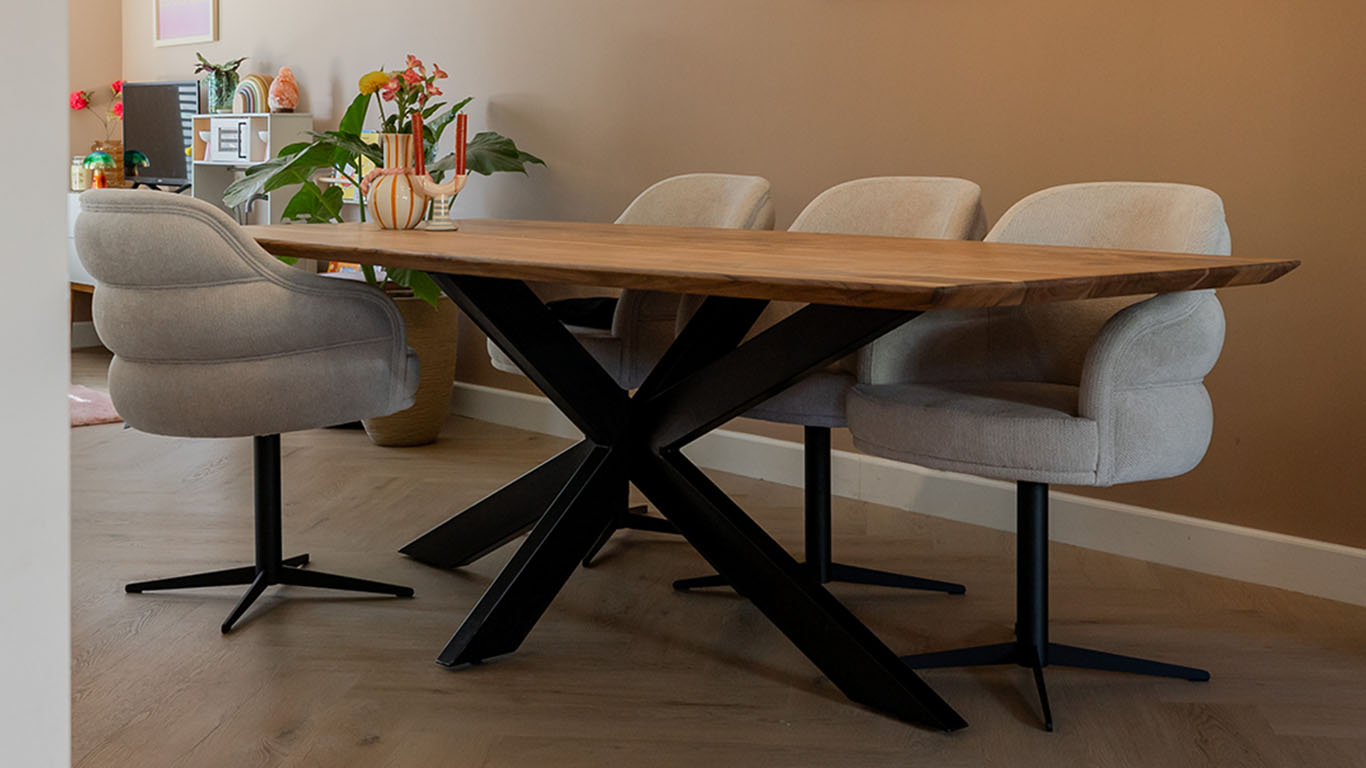 GTV AFL 37 UrbanSofa Evan Eetkamerstoelen in Suave Nature en Bruuts Eclips tafel met Spinpoot metaal 2