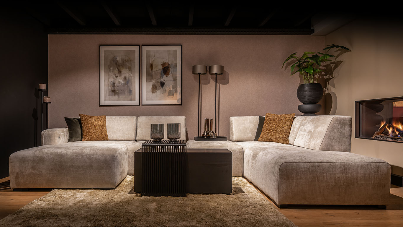 UrbanSofa Boaz Hoekbank in Pallazo Sand met Carl Block low 1