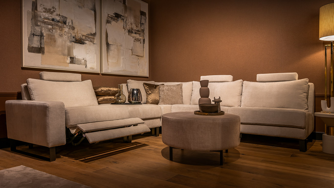 UrbanSofa Dylan Hoekbank met Recliner Palazzo Sand en Hocker 70x100 3