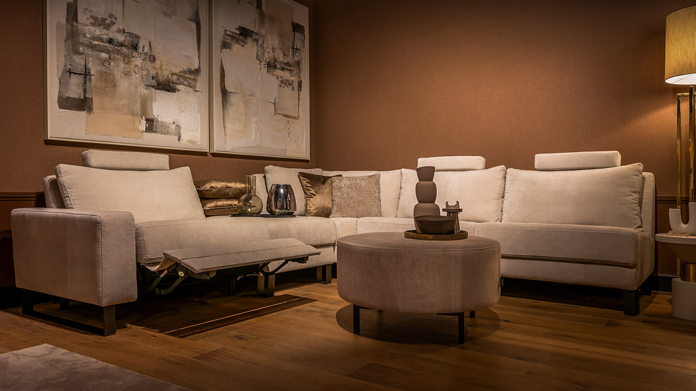 UrbanSofa Dylan Hoekbank met Recliner Palazzo Sand en Hocker 70x100 4