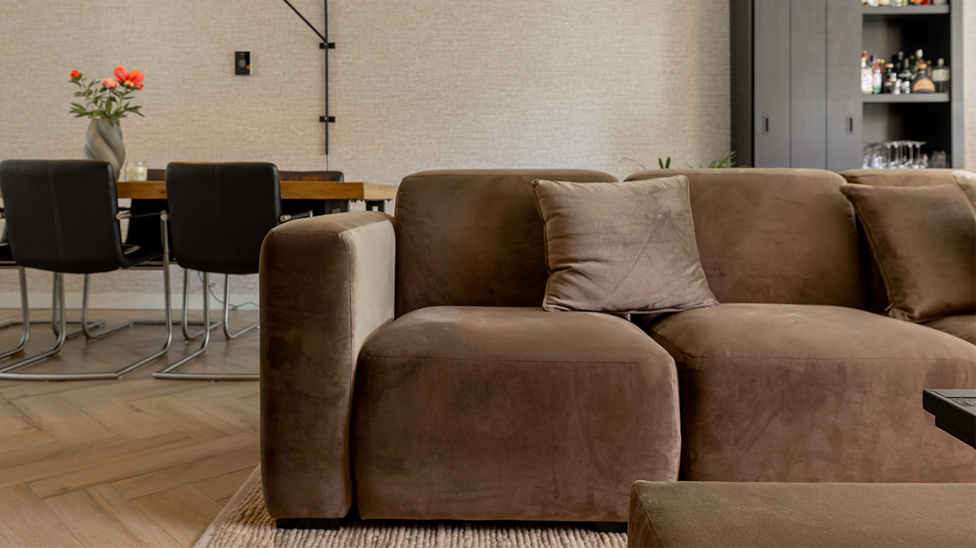 GTV AFL 38 UrbanSofa Pebble Sofa en Comfort Console in Satin Liver detail