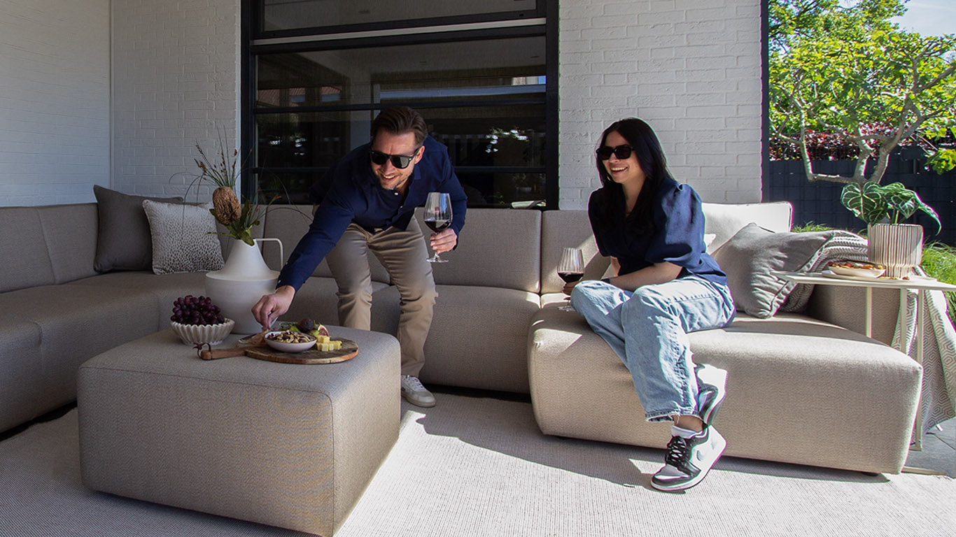 UrbanSofa Outdoor Stoffen Tuinbanken Provence Hoekbank Sunbrella Savanna Coconut Gezellig Borrelen Samen 2