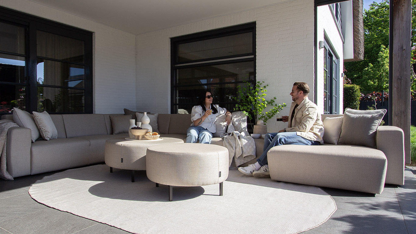 UrbanSofa Outdoor Stoffen Tuinbanken Provence Hoekbank Sunbrella Savanna Coconut Gezellig Ontbijten op het Terras 1