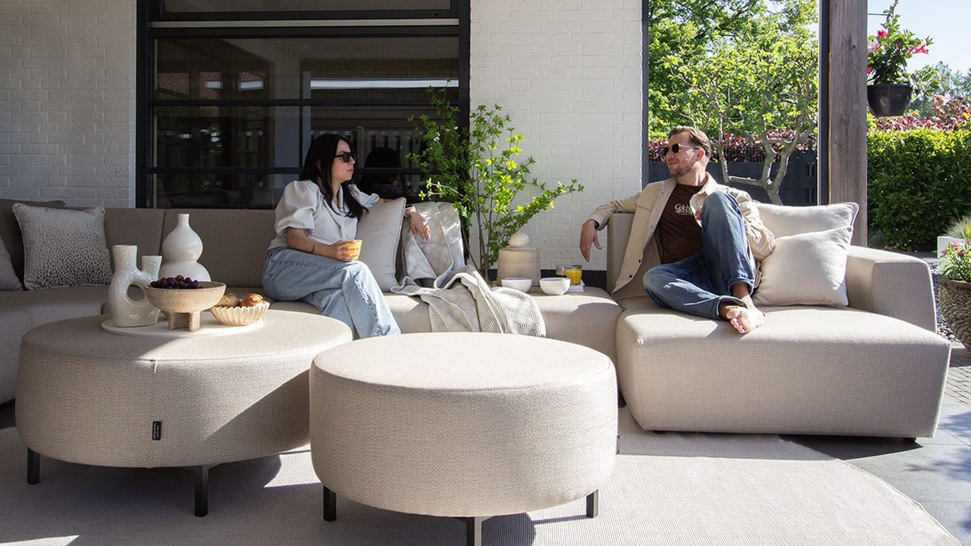 UrbanSofa Outdoor Stoffen Tuinbanken Provence Hoekbank en Ronde Outdoor Hockers in Savana Coconut ontbijten op zonnig terras4