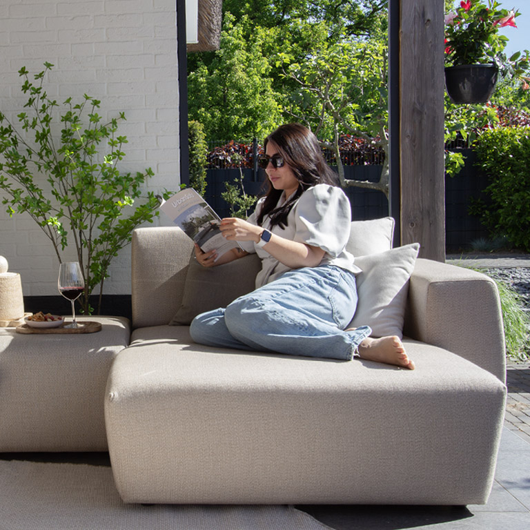 UrbanSofa Outdoor Stoffen Tuinbanken Provence Hoekbank op Lounge element in Savana Coconut tijdschrift lezen 2