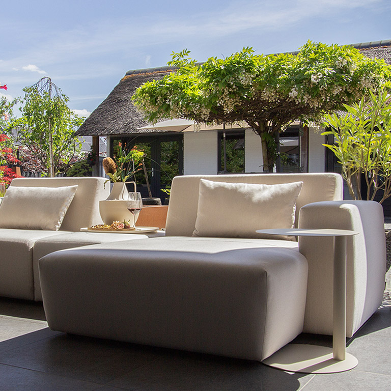 UrbanSofa Outdoor Stoffen Tuinbanken Provence Loungebank met hocker Sunbrella Natte Linnen Chalk 2
