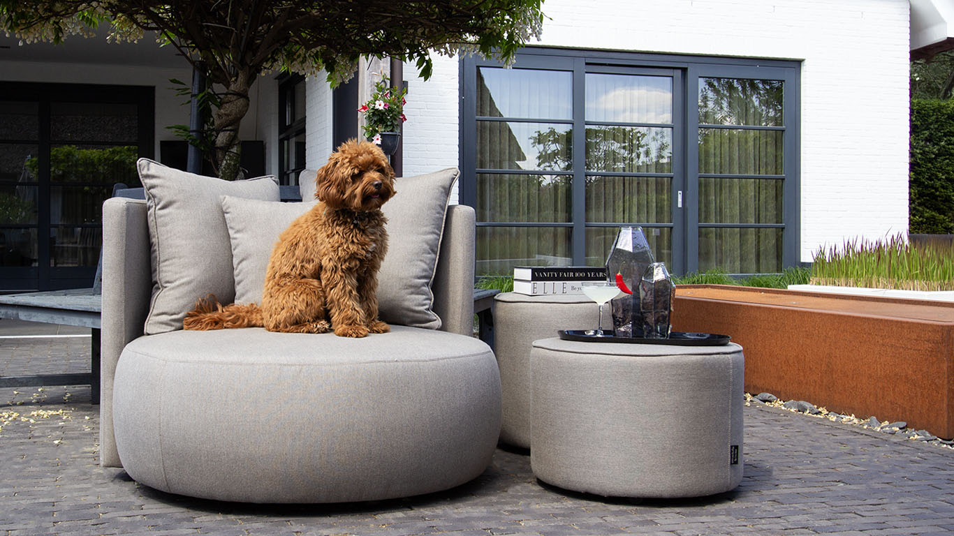 UrbanSofa Outdoor Fauteuil Ibiza in Natte Carbon Beige en Bellagio Outdoor Poefen high en low in Natte Grey Chine met Viervoeter in de Tuin 1