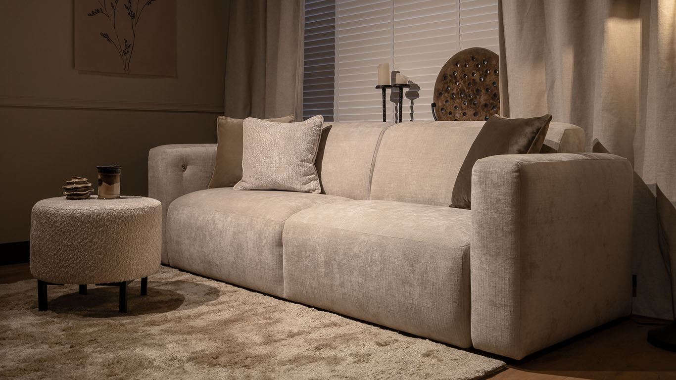 UrbanSofa Pebble Sofa Pallazo Sand en Paris Hocker.jpg