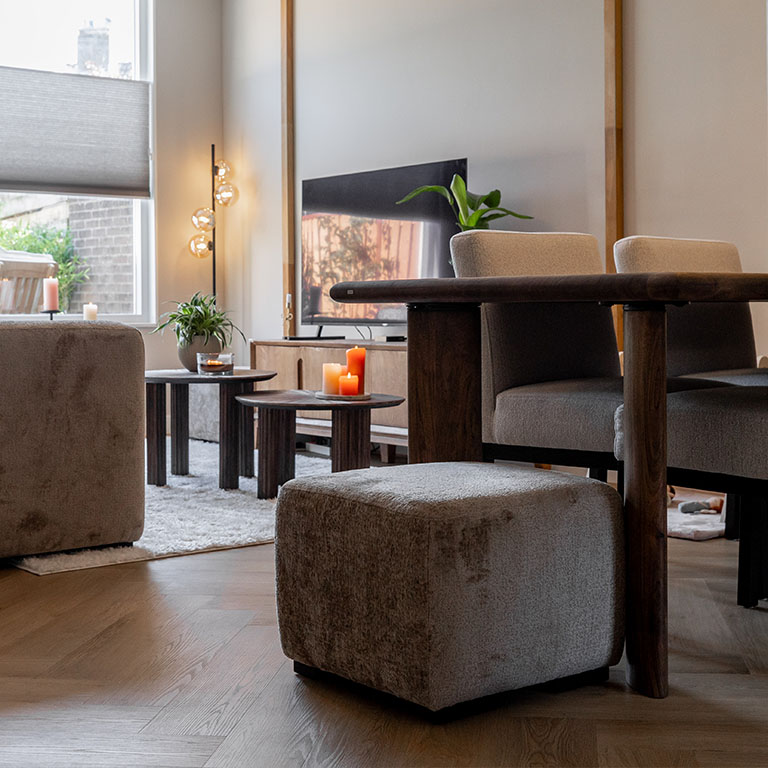 Vierkante hocker in de stof Eden Desert