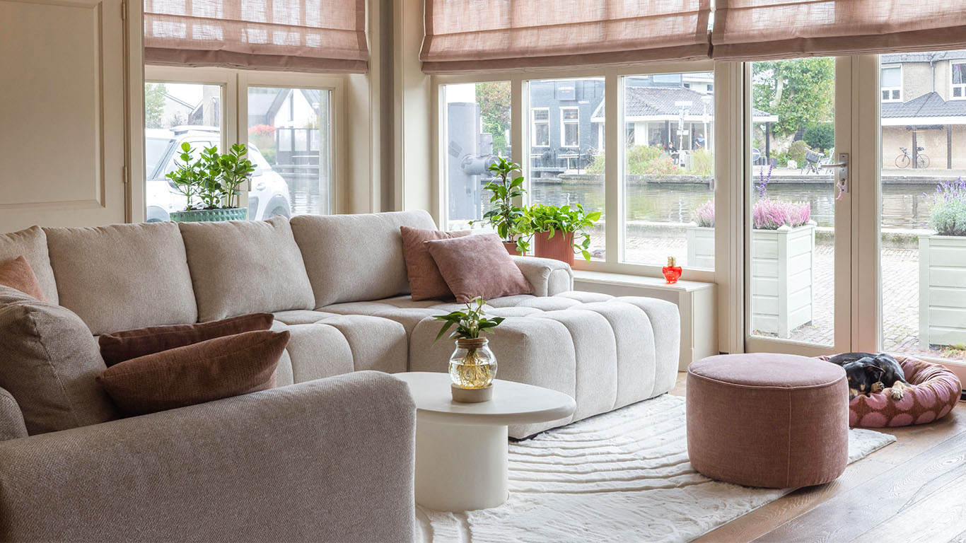 GTV AFL 9 UrbanSofa Liam Hoekbank in Rio Sand en Otis Poef in Belize Rose 5