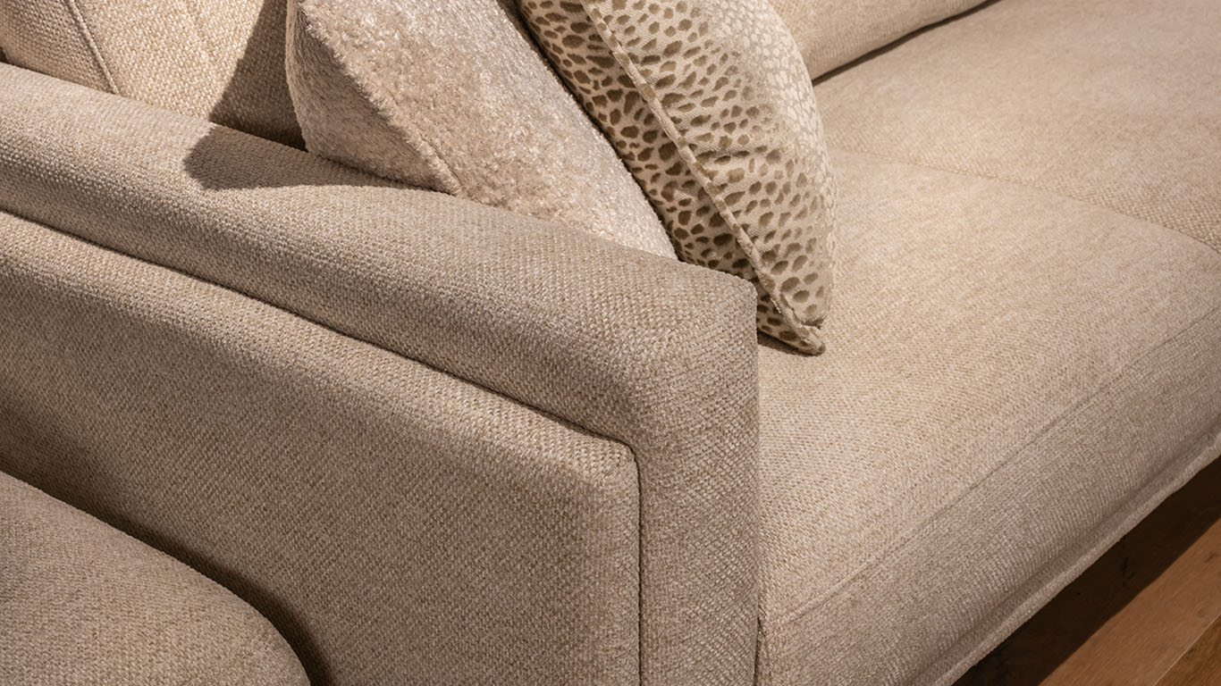 UrbanSofa Vigo Hoekbank Manhattan Rio Sand detail armleuning 1