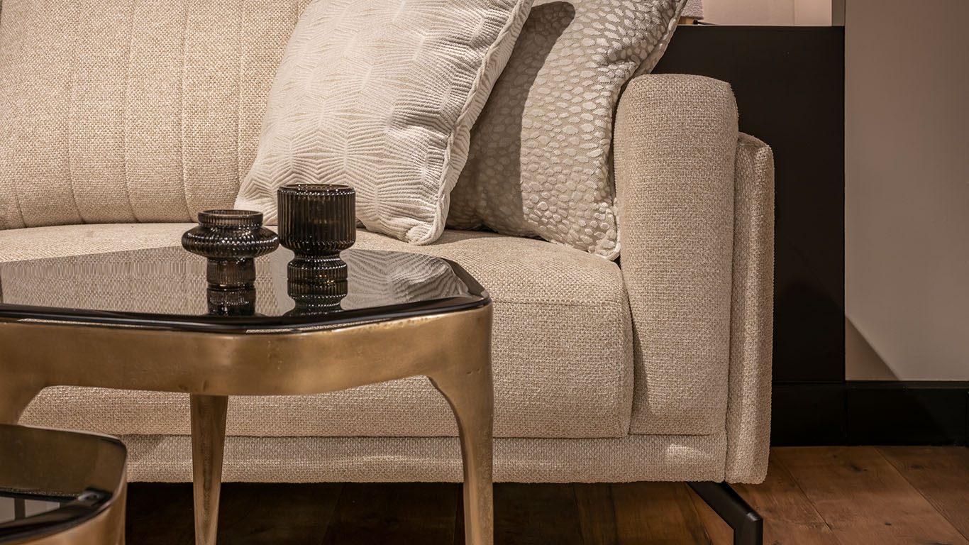 UrbanSofa Vigo Hoekbank Manhattan Rio Sand detail armleuning 2