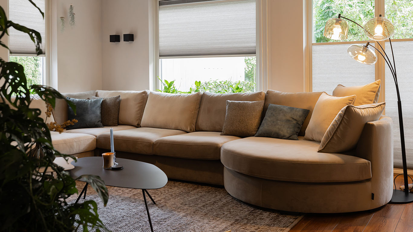 GTV AFL 12 UrbanSofa Lorenzo Ronde Loungebank in Satin Dessert 1