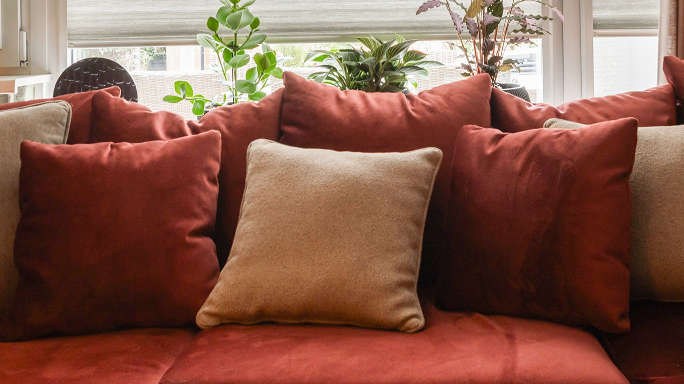 GTV AFL 13 UrbanSofa Bodhi Hoekbank en Hocker in Satin Merlot detail