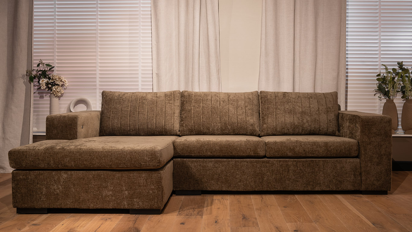 UrbanSofa Bodhi Loungebank met Manhattan Rugkussen in Charmonix Espresso 1