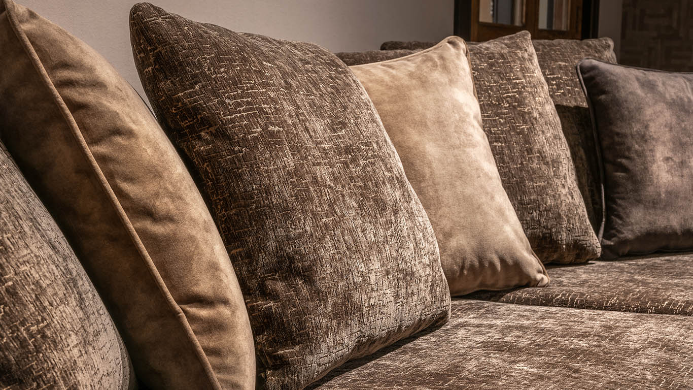 UrbanSofa Bodhi Sofa in Lynn Chocolate detail rugkussens 2