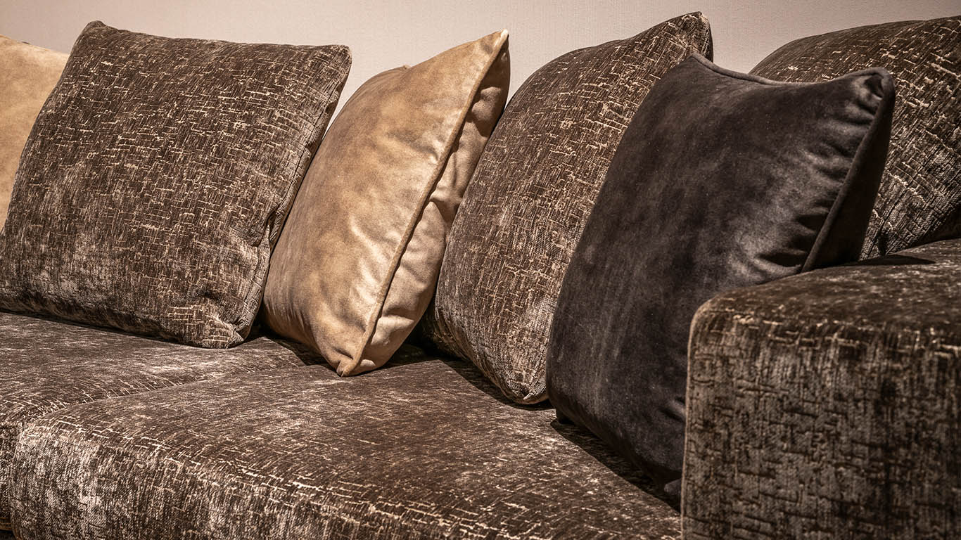 UrbanSofa Bodhi Sofa in Lynn Chocolate detail rugkussens 3