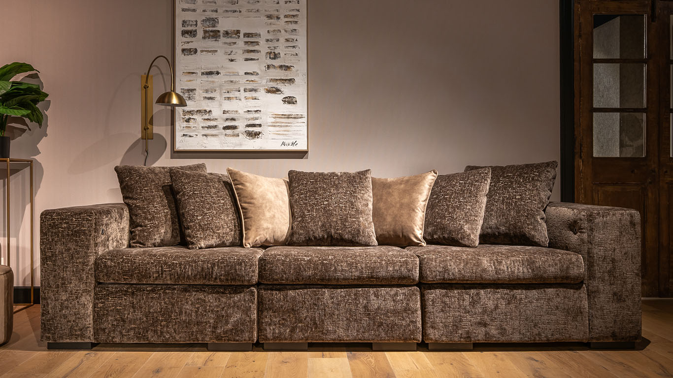 UrbanSofa Bodhi Sofa met Savanna Rugkussen in Lynn Chocolate 1