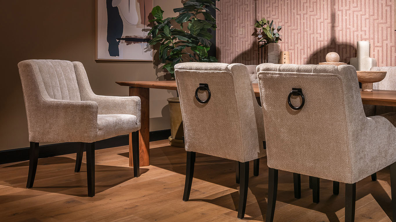 UrbanSofa Dionne eetkamerfauteuil in Valencia Nature met Big Hangers Zwart 2