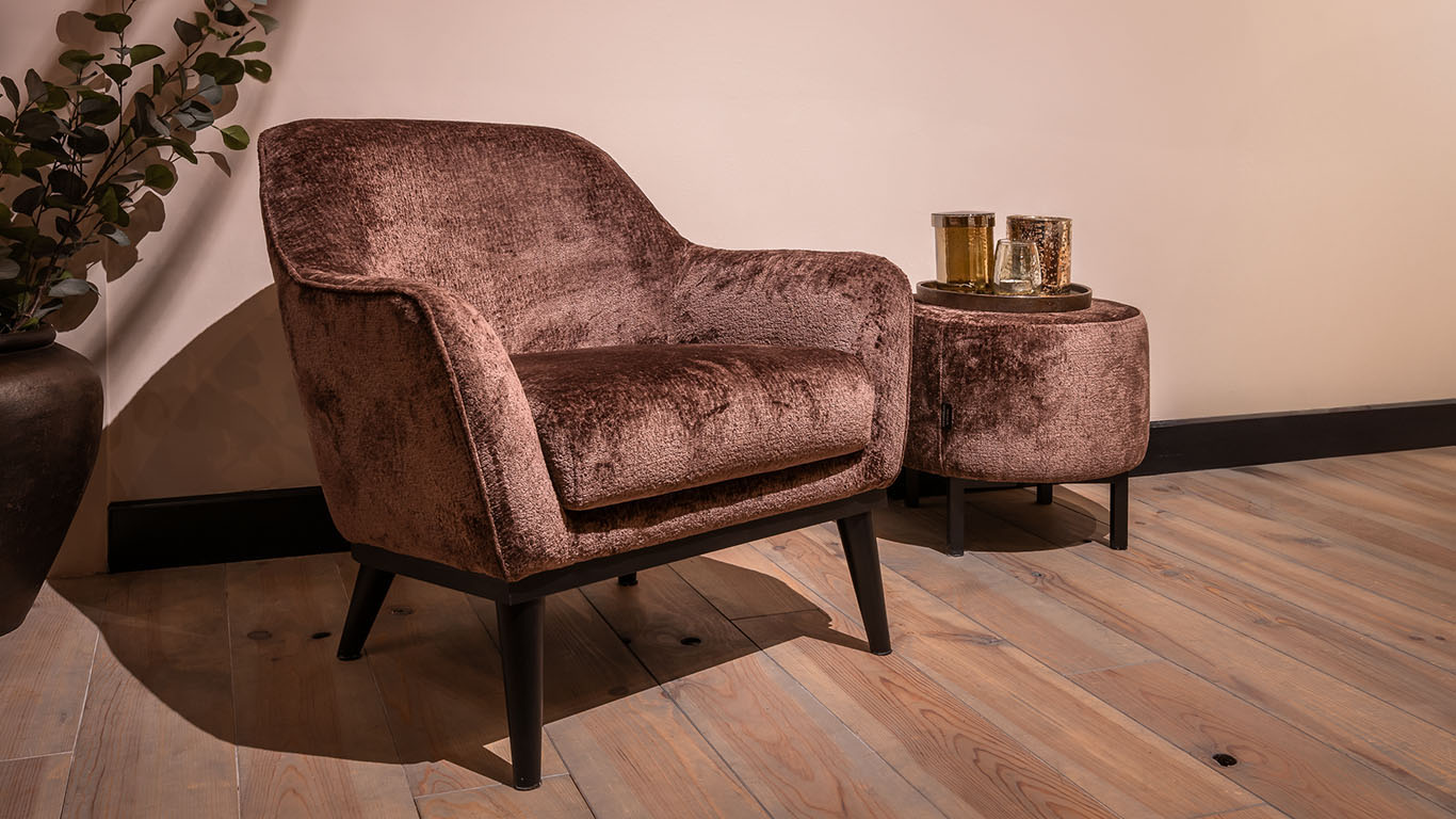 UrbanSofa Timo Fauteuil in Eden Plum en Paris Hocker 1 UrbanSofa Timo Fauteuil in Eden Plum en Paris Hocker 1