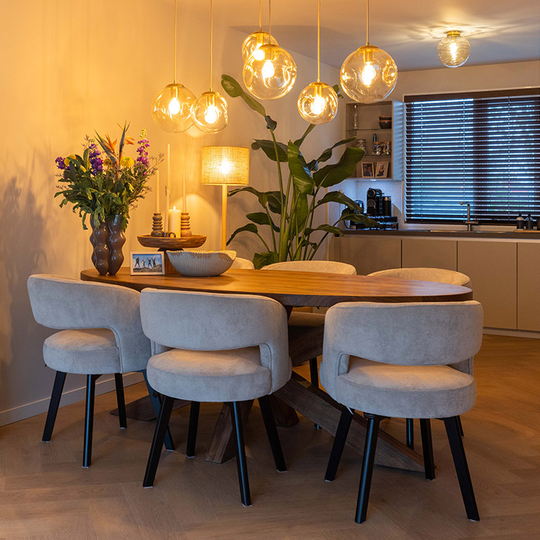 GHV AFL 12 UrbanSofa Lois eetkamerstoelen Monti Sand vierkant