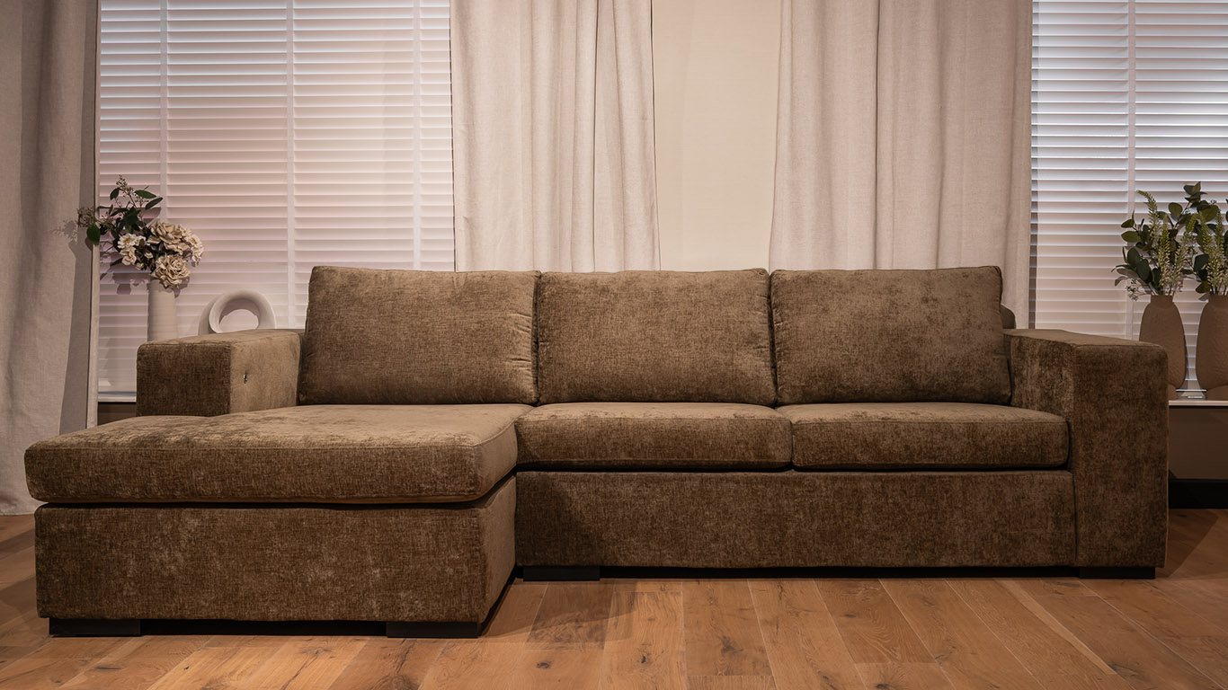 UrbanSofa Bodhi Loungebank met Casia Rugkussen in Charmonix Espresso 1