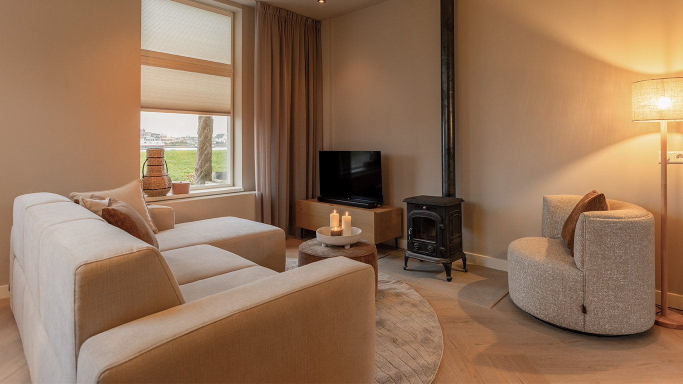 GHV AFL 14 UrbanSofa Boaz Loungebank in Palazzo Nature en Luzia Fauteuil in Camel Desert 1