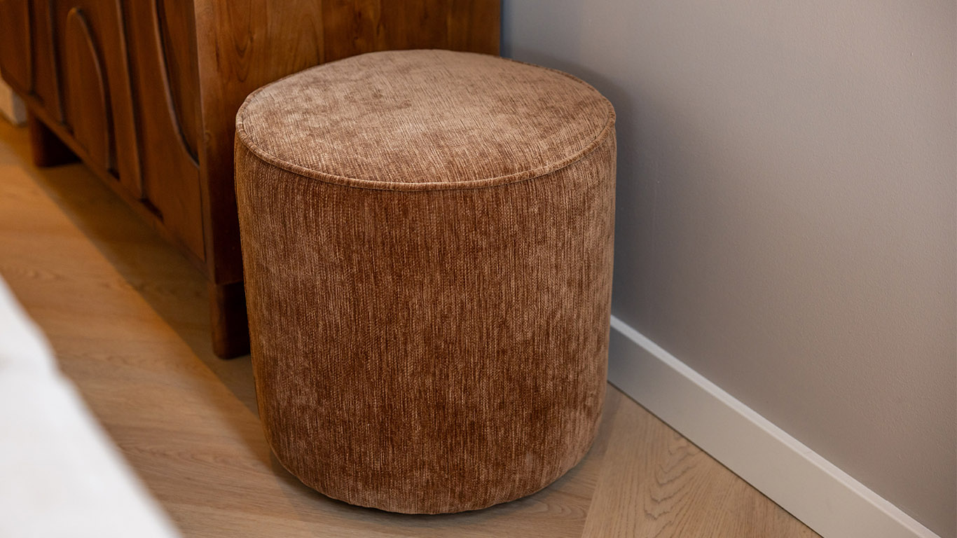 GHV AFL 14 UrbanSofa Otis Poef High in Whisler Cinnamon 1