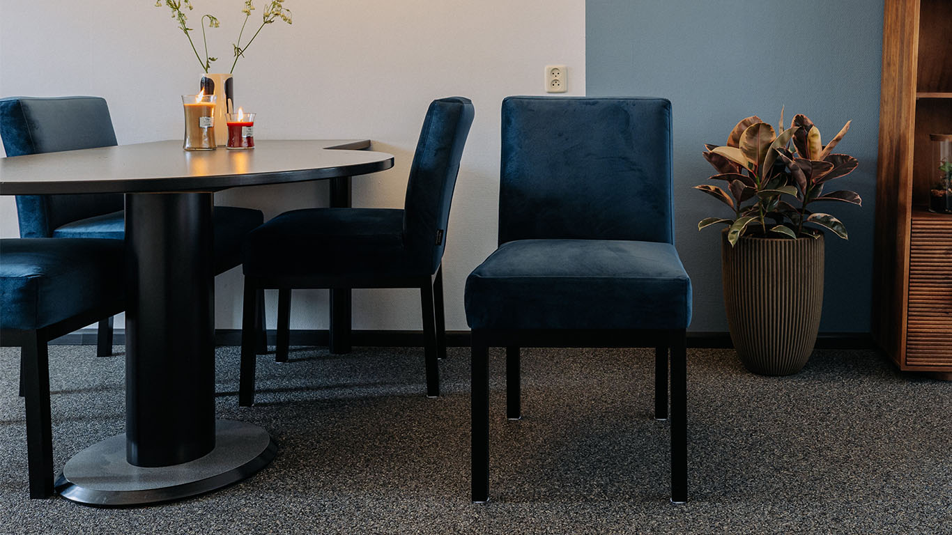 GTV AFL 23 UrbanSofa Odin Eetkamerstoelen in Satin Royal Blue 2